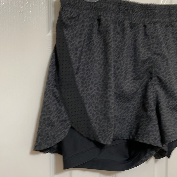 Juicy Couture Women's Perforated Run Short Size Small - Picture 4 of 8